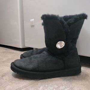 Uggs Womens Bailey Button Size 6
